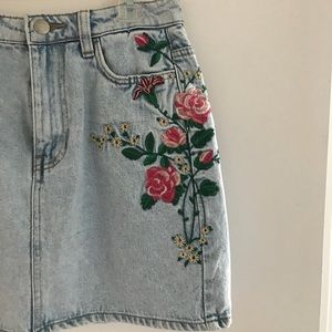 Jeans skirt with flower print